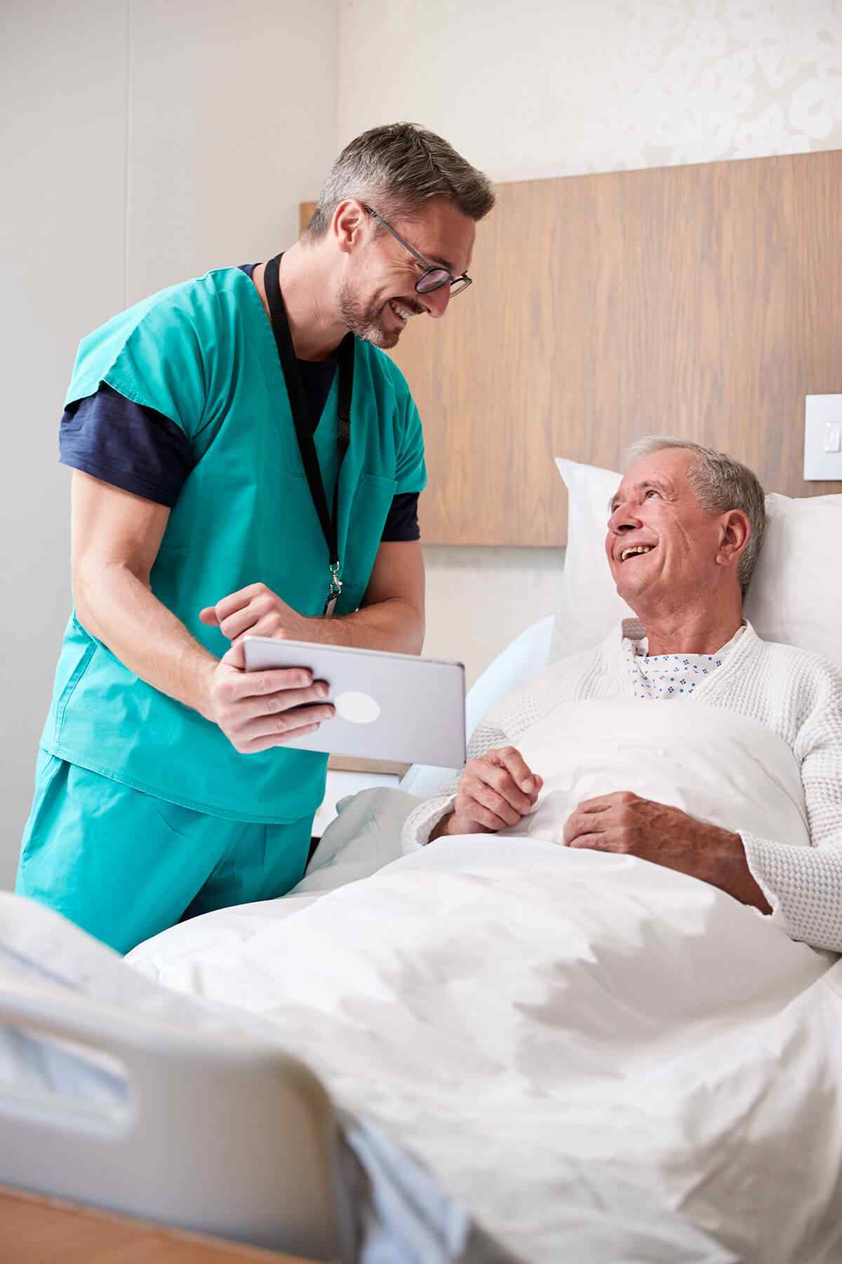 Un professionnel de santé échange avec un patient hospitalisé