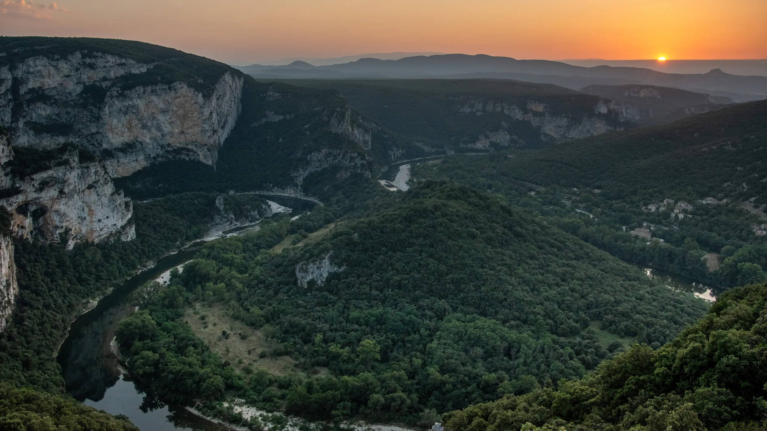 Coucher de soleil sur les gorges de l’Ardèche, depuis le belvédère du Serre de Tourre